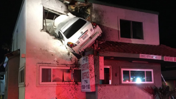 Το πιο... σουρεάλ τροχαίο: Πώς βρέθηκε αυτό το αυτοκίνητο καρφωμένο στον πρώτο όροφο κτιρίου;