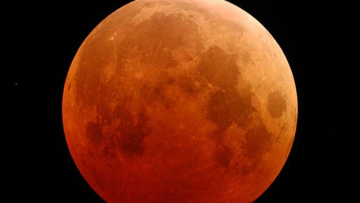 Σήμερα το σπάνιο τριπλό «σόου» του φεγγαριού με την ολική έκλειψη υπερ-Σελήνης