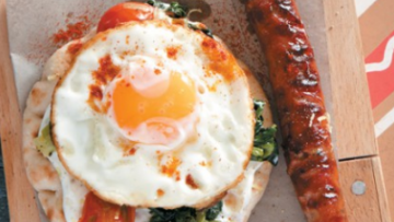 Εναλλακτικό hot dog με γιαούρτι και αβγό σε πίτα