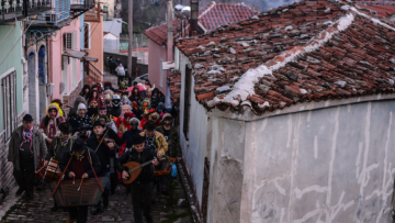 Μυτιλήνη: Αναβίωσε στην ορεινή Αγιάσο το έθιμο της «περικεφαλαίας»