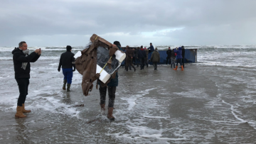 Ολλανδία: Τηλεοράσεις, έπιπλα, ρούχα και παιχνίδια ξεβράζει η θάλασσα 