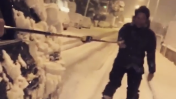 Ο Πάνος Βλάχος κάνει επικίνδυνα παιχνίδια στο χιόνι - Τον τραβάνε από ΙΧ και αυτός κάνει σκι