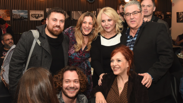 Αγκαλιές Κουτσούμπα - Μποφίλιου στην παρουσίαση του βιβλίου «Κίτρινο Υποβρύχιο» της Σεμίνας Διγενή