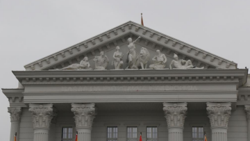Σκόπια: Αλλάζουν την πινακίδα στο «Μέγαρο Μαξίμου» της ΠΓΔΜ με το «Δημοκρατία της Βόρειας Μακεδονίας»