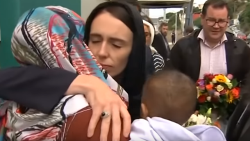 Βίντεο: Η πρωθυπουργός της Νέας Ζηλανδίας με μαντίλα και λουλούδια στο σημείο του μακελειού