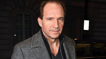 Ράλφ Φάινς: Ο Τζέιμς Μποντ δεν πρέπει να παιχτεί ποτέ από μαύρο ή γυναίκα