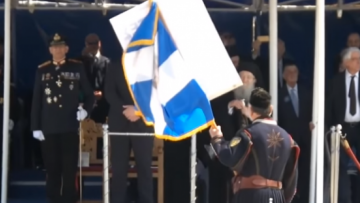 Βίντεο: Παρέλασε μπροστά στον Φάμελλο με πανό «Ο Θεός συγχωρεί, οι Έλληνες Μακεδόνες ποτέ»