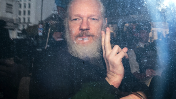 Συνεργάτης του Ασάνζ κατηγορείται για κυβερνοεπίθεση στον Ισημερινό