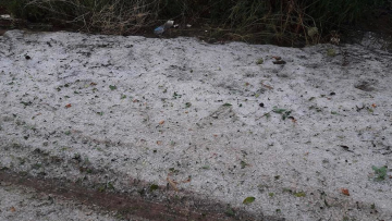 Τρίκαλα: «Άσπρισε» το οδόστρωμα από το χαλάζι