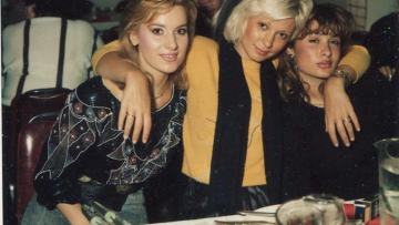 Η Καίτη Φίνου αποχαιρετά τη φίλη της Τζούλια Μπάρκα