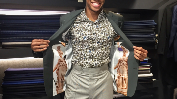 O μόδιστρος που έραψε τον «Παρθενώνα» στο σακάκι του Αντετοκούνμπο