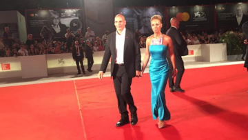 Ο Βαρουφάκης και η Δανάη Στράτου στο κόκκινο χαλί του Φεστιβάλ Βενετίας