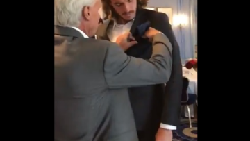 Ο θρύλος του τένις Μπιορν Μποργκ διορθώνει το ντύσιμο του Στέφανου Τσιτσιπά 