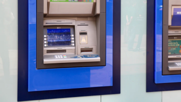 Τράπεζες: Έρχονται νέες χρεώσεις σε ΑΤΜ, ανανεώσεις, επανέκδοση καρτών και PIN