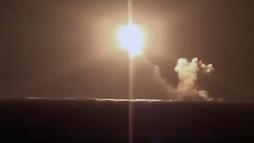 Βίντεο: Ρωσικό υποβρύχιο εκτοξεύει βαλλιστικό πύραυλο από τον βυθό της θάλασσας