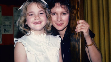 Η απίστευτη ζωή της Ντρου Μπάριμορ: Η μάνα της την έσερνε στα κλαμπ και έκαναν μαζί ναρκωτικά