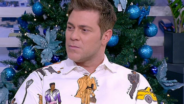 Ο Χρήστος Χολίδης "απασφάλισε": «Μια καριέρα 40 χρόνων, η Άντζελα Δημητρίου την έχτισε με κλωτσιές και μπουνιές;»