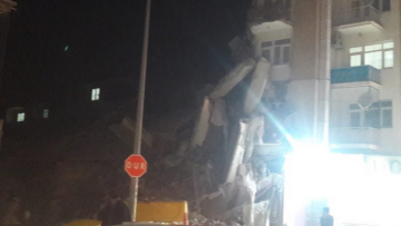 Σεισμός στην Τουρκία: Δείτε βίντεο από τα 6,8 Ρίχτερ - Έντρομοι κάτοικοι στους δρόμους, κατέρρευσαν κτήρια