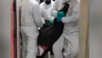 Κορωνοϊός: Σηκωτούς μεταφέρουν οι γιατροί ασθενείς που δεν θέλουν να μπουν σε καραντίνα 