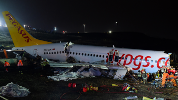 Κωνσταντινούπολη: Νέο βίντεο ντοκουμέντο από τη συντριβή του αεροπλάνου όταν πέφτει σε πρανές 30 μέτρων