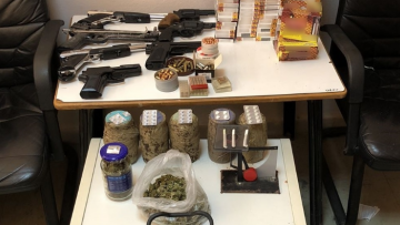 Πέλλα: 53χρονος είχε ναρκωτικά θαμμένα στην αυλή και πιστόλια στο σπίτι του 