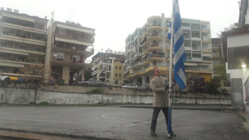 25η Μαρτίου: Διευθυντής δημοτικού σχολείου στα Γιαννιτσά τίμησε μόνος του την εθνική επέτειο