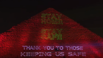 Κορωνοϊός στην Αίγυπτο: «Μείνε σπίτι» το μήνυμα στην φωτισμένη Μεγάλη Πυραμίδα του Χέοπα