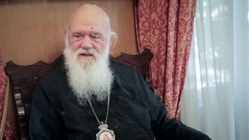 Ιερώνυμος για επίθεση στον Ελληνα ιερέα της Λυών: Ξεπερνάει την ανθρώπινη λογική αυτή η φρίκη