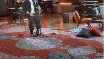 Αντώνης Ρέμος - Δέσποινα Μοιραράκη: Το στούντιο ηχογράφησης με τα κόκκινα χαλιά και τα σχόλια στο twitter