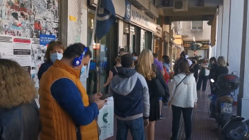 Άρση μέτρων: Τεράστιες ουρές σε τράπεζες και καταστήματα -  Μεγάλη αναμονή και ένταση 