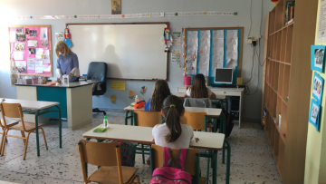 Πρώτο κουδούνι για δημοτικά με αποστάσεις και αντισηπτικά - Δείτε βίντεο και φωτογραφίες 