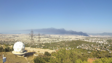 Φωτιά σε εργοστάσιο στη Μεταμόρφωση: Τοξικός καπνός στον ουρανό της Αττικής - Θα καίει για ώρες