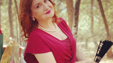 Φωτεινή Ντεμίρη: Η «Κανέλα» από το «Καφέ της Χαράς» στα 59 της ποζάρει με το μαγιό της