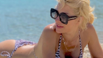 Η Ελένη Μενεγάκη έβγαλε τα μαγιό και φόρεσε γαλότσες!