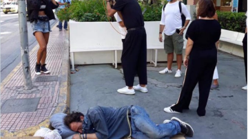 Δημήτρης Σκουλός: Η αντίδρασή του όταν τον ρωτούν για τη φωτογραφία με τον άστεγο