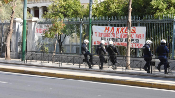 Συγκέντρωση ατόμων στο Πολυτεχνείο - Αντιδρούν για την ακύρωση των εκδηλώσεων 