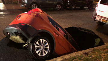 Νέα Υόρκη: Τεράστια τρύπα που άνοιξε ξαφνικά σε δρόμο στο Κουίνς «κατάπιε» αυτοκίνητο