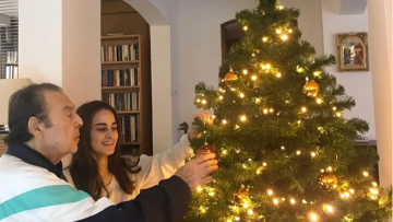 Ο Τόλης Βοσκόπουλος στολίζει το χριστουγεννιάτικο δέντρο με την κόρη του