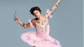 Χάρι Στάιλς: Τρολάρει όσους τον επικρίνουν για έλλειψη αρρενωπότητας... με μια μπανάνα στο στόμα