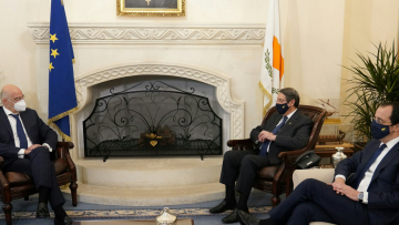 Για Κυπριακό και Ευρωπαϊκό Συμβούλιο συζήτησαν Δένδιας - Αναστασιάδης 
