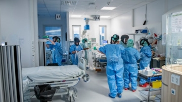 Σουηδία: «Ασφυξία» στα νοσοκομεία λόγω των αυξημένων εισαγωγών ασθενών με κορωνοϊό