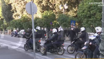 Αιφνιδιαστική διαμαρτυρία από εργαζόμενους στην εστίαση έξω από το Μέγαρο Μαξίμου