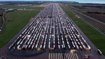 Συμφωνία Βρετανίας-Γαλλίας:  Άνοιξε το λιμάνι του Ντόβερ και ξαναρχίζει η κίνηση φορτηγών 