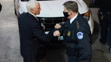 Μάικ Πενς: Ευχαριστώ την αστυνομία που μας προστάτευσε! - Η στιγμή που φυγαδεύτηκε