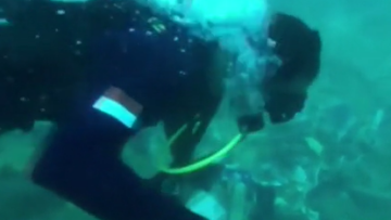 Συντριβή αεροσκάφους στην Ινδονησία: Δείτε βίντεο με τους δύτες να ερευνούν τα συντρίμμια στον βυθό