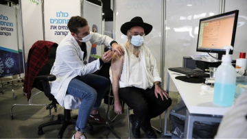 Ισραήλ - κορωνοϊός: Συνταξιούχοι κάνουν πάρτι μετά τον εμβολιασμό τους με τη δεύτερη δόση του εμβολίου 