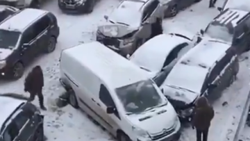 Κακοκαιρία στη Μόσχα: Δείτε βίντεο από το χάος που προκάλεσε η σφοδρή χιονόπτωση στην πόλη