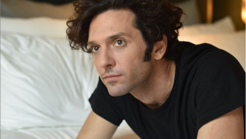 Δημήτρης Μοθωναίος: «Έχω συγχωρήσει τους κακοποιητές μου αλλά δεν έχω ξεχάσει»