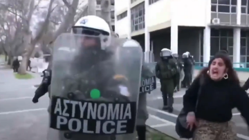 Viral βίντεο φοιτήτριας στο ΑΠΘ που λέει σε άνδρα των ΜΑΤ: «Τι θα με κάνεις; Δείρε με»!