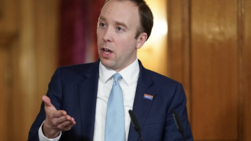 Χάνκοκ: Η Βρετανία βρίσκεται σε τροχιά χαλάρωσης των μέτρων κορωνοϊού